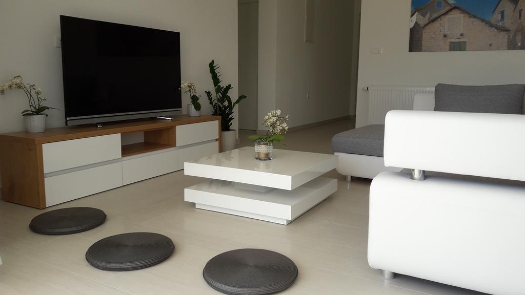 Villa-Apartments Karmel Kaštela Buitenkant foto